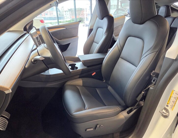 Tesla Model Y SUV / Terénní 0,0 393 kw