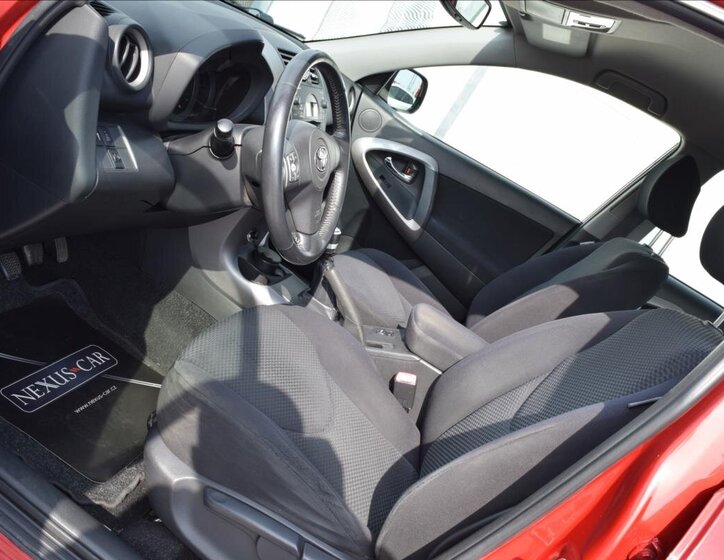 Toyota RAV4 SUV / Terénní 2,2 l 100 kw