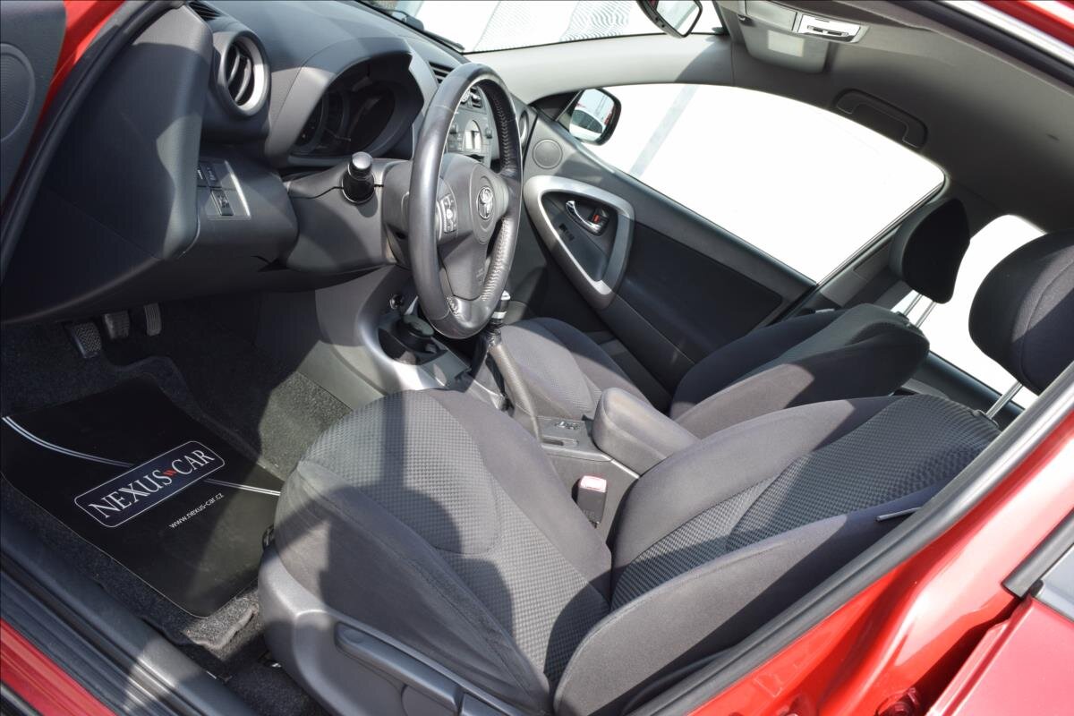 Toyota RAV4 SUV / Terénní 2,2 l 100 kw