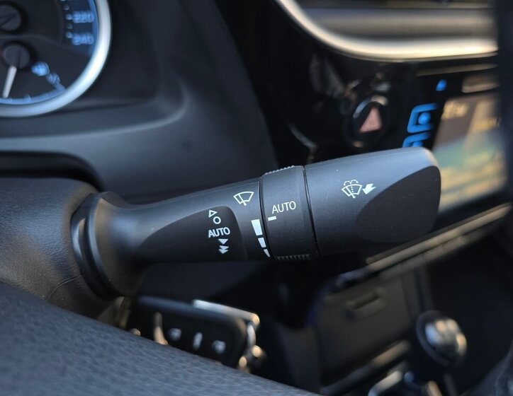 Toyota Corolla Sedan / Limuzína 1,6 l 97 kw