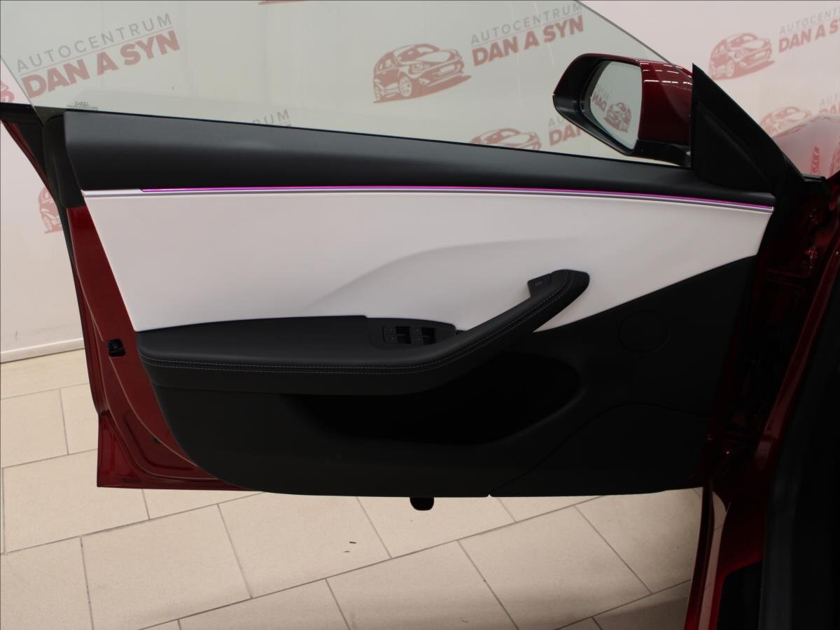 Tesla Model 3 Sedan / Limuzína 0,0 366 kw