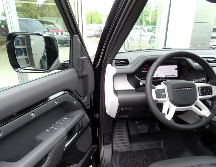 Land Rover Defender 8