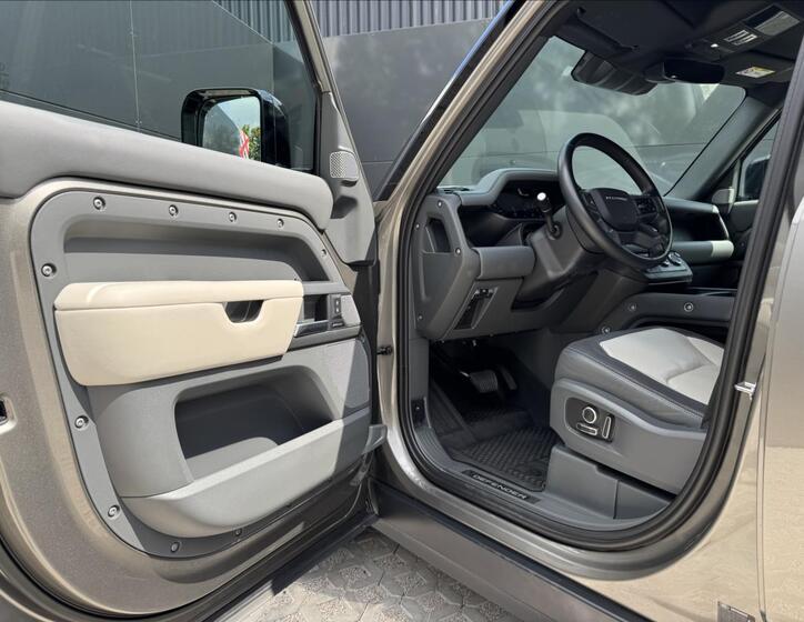 Land Rover Defender 10