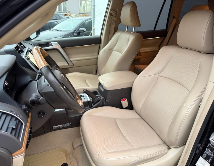 Toyota Land Cruiser 9