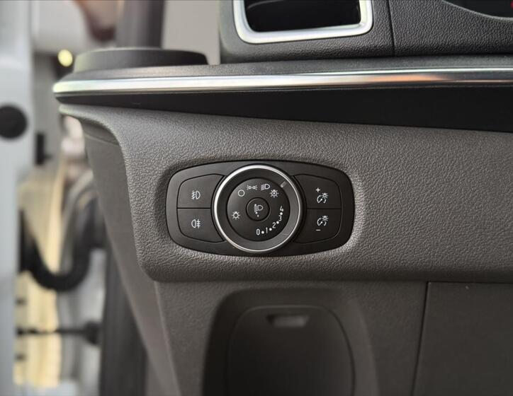 Ford Tourneo Custom 19