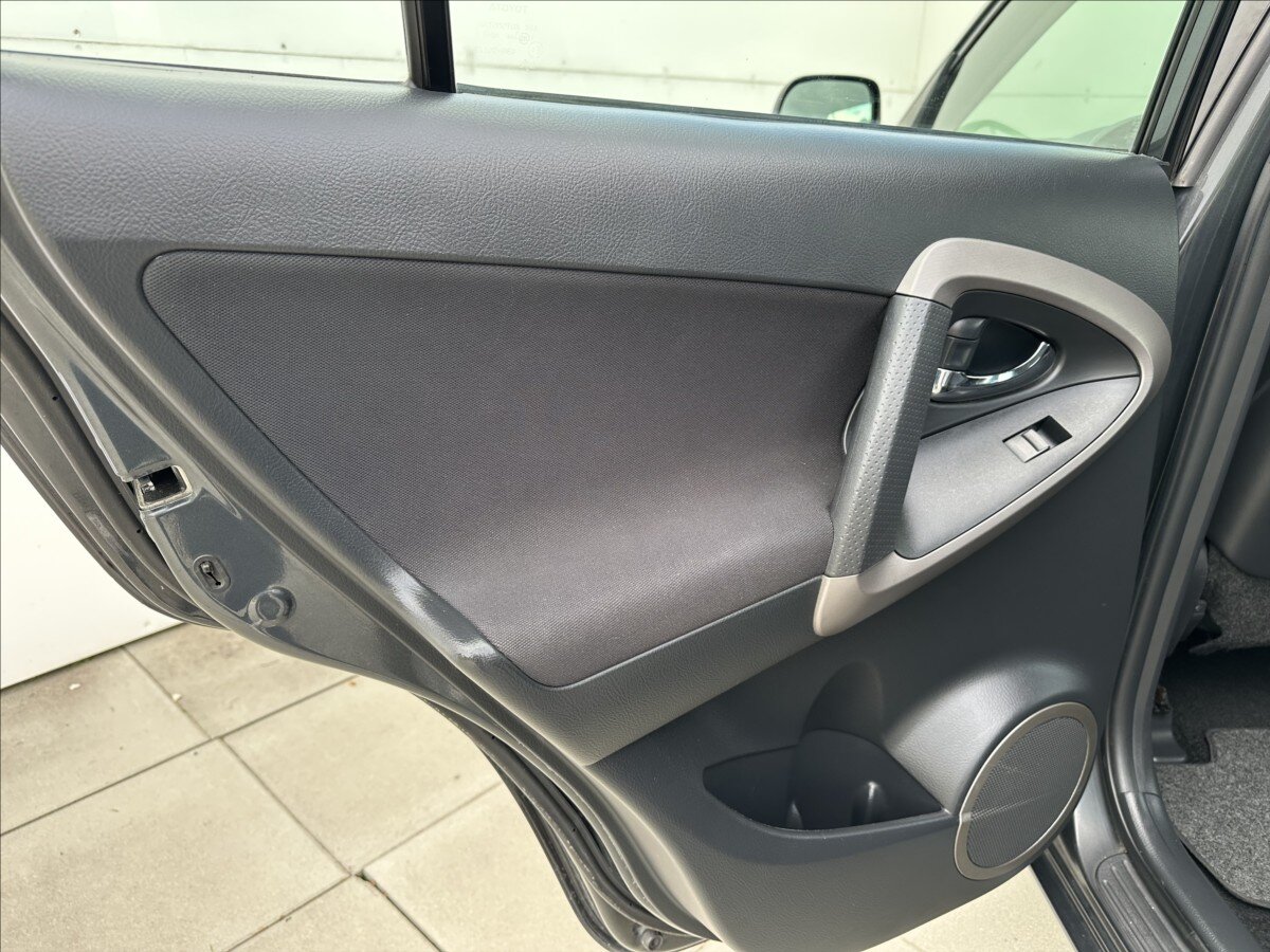 Toyota RAV4 SUV 2,2 l 100 kw