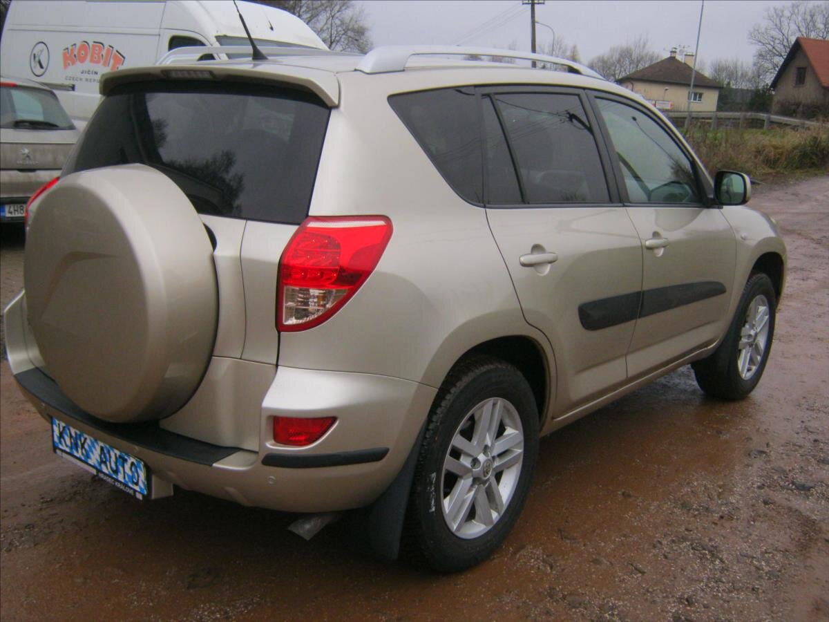 Toyota RAV4 Kombi 2,0 l 112 kw