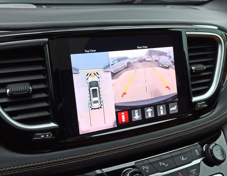 Chrysler Pacifica 25