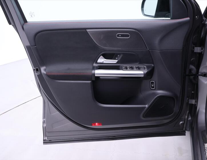 Mercedes-Benz GLA 12