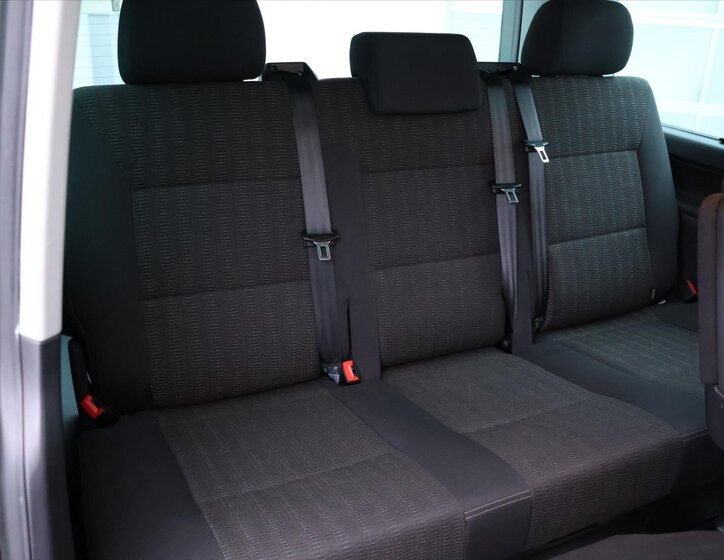 Volkswagen Multivan 14