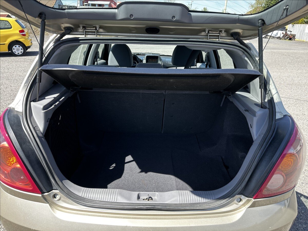 Nissan Almera Hatchback 1,5 l 72 kw