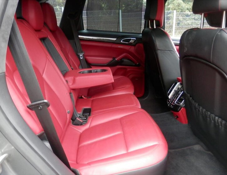 Porsche Cayenne SUV 4,1 l 281 kw