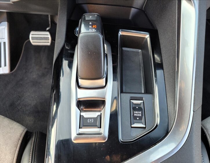 Peugeot 3008 SUV 1,6 l 133 kw