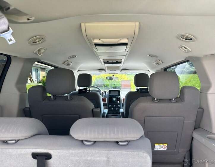 Chrysler Town & Country 2