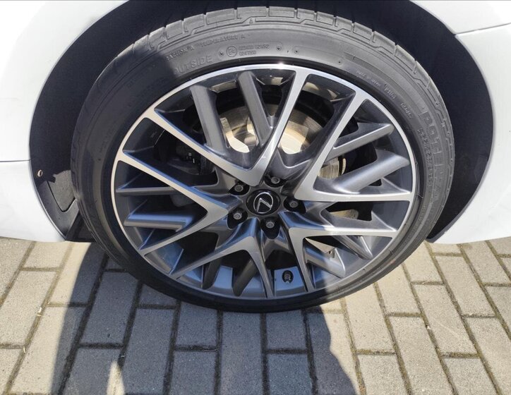 Lexus RC 300h Kupé 2,5 l 133 kw