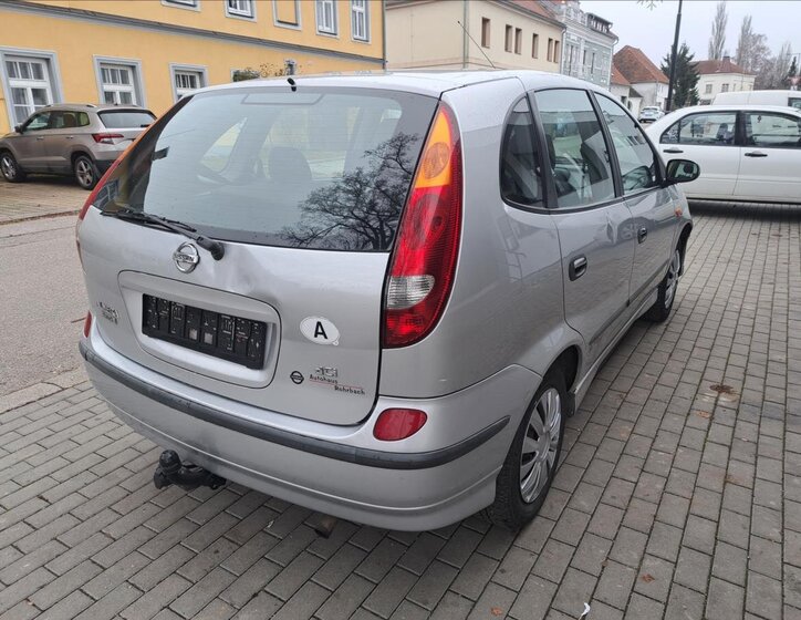 Nissan Almera Tino 11