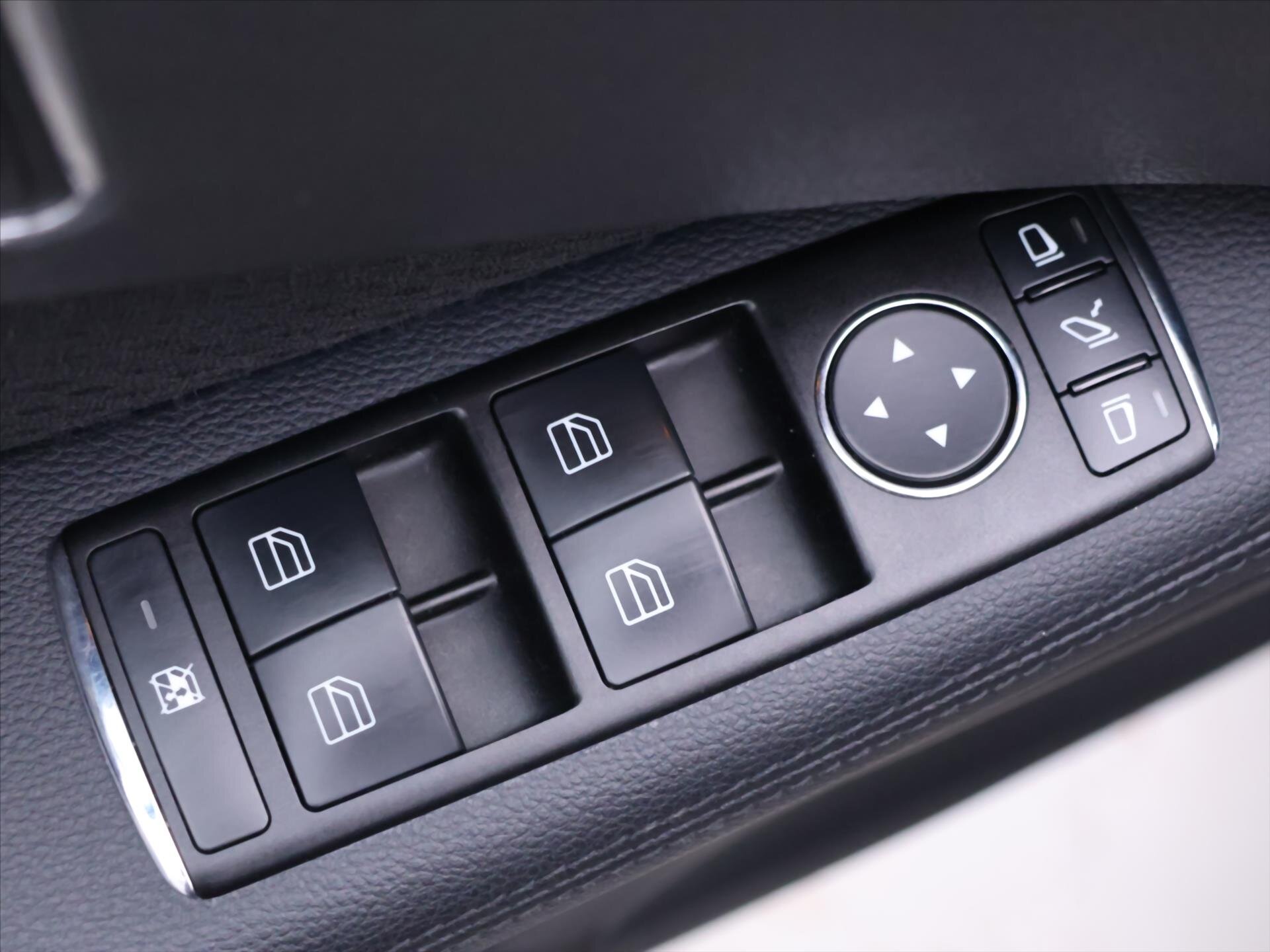 Mercedes-Benz Třídy E Sedan / Limuzína 3,5 l 215 kw