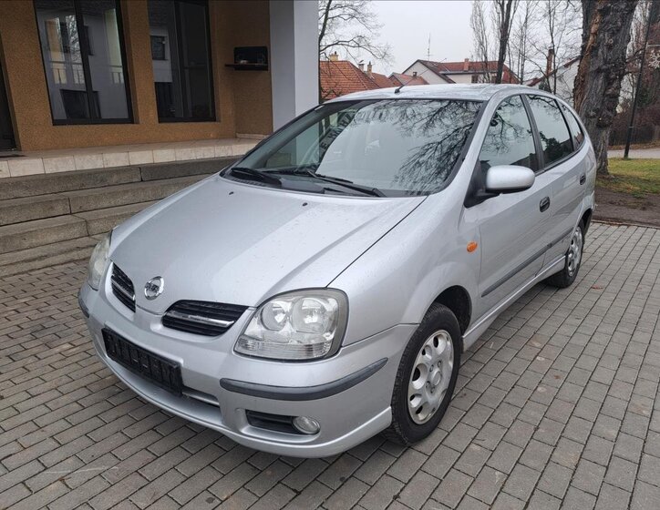 Nissan Almera Tino 4