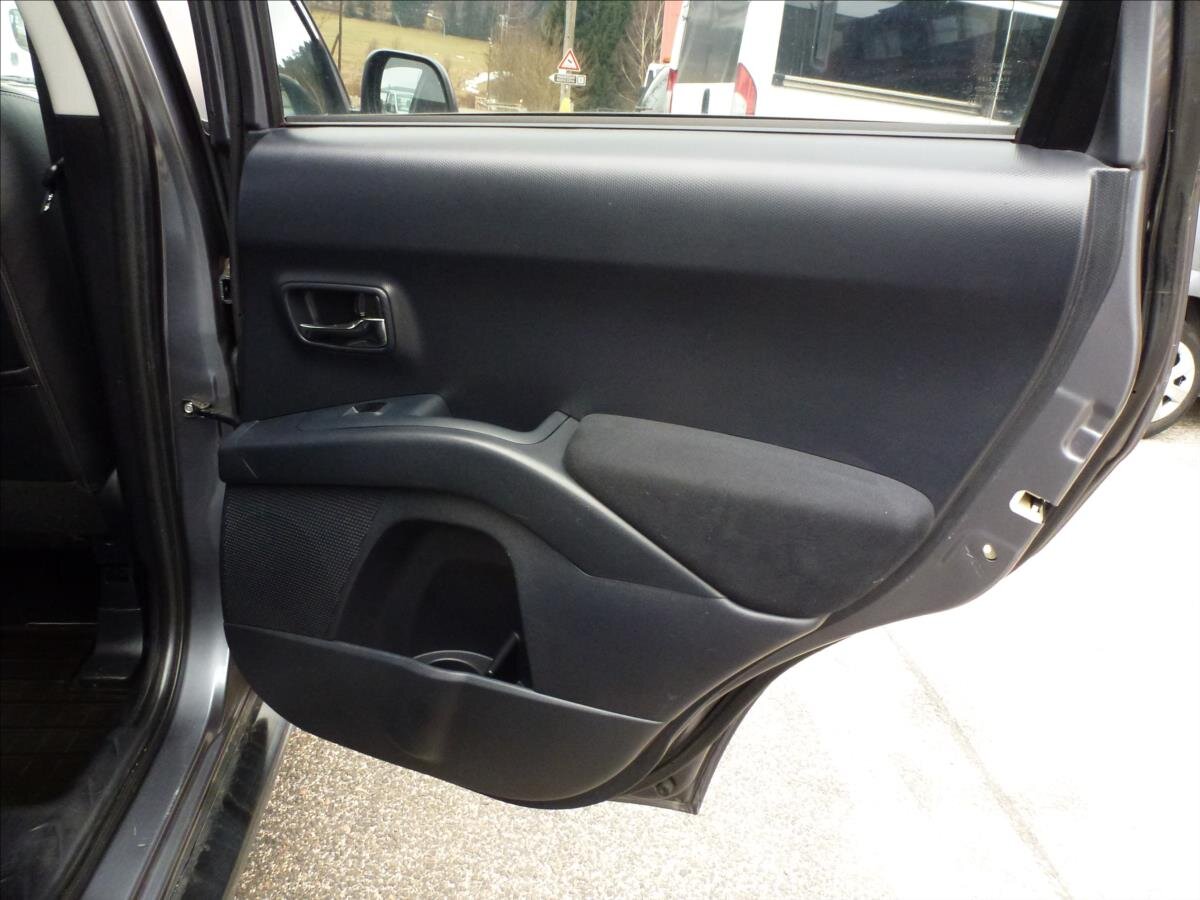 Citroën C-Crosser SUV 2,2 l 115 kw