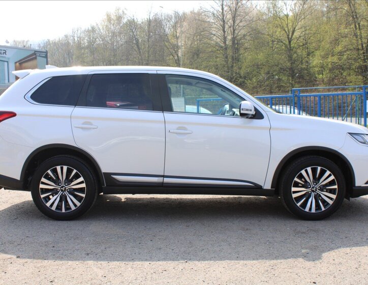 Mitsubishi Outlander SUV / Terénní 2,0 l 110 kw