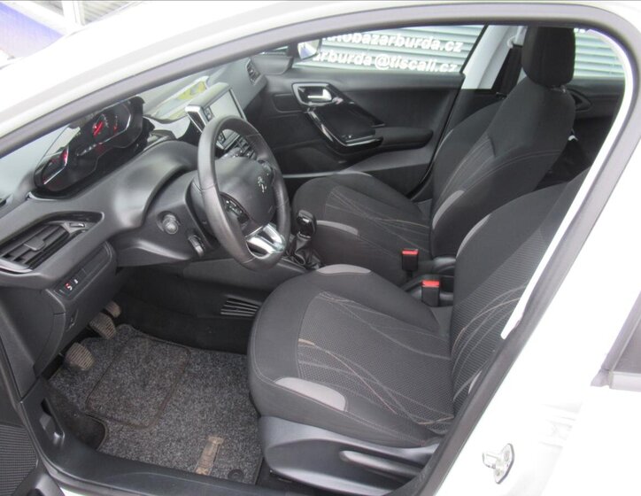 Peugeot 208 Hatchback 1,2 l 60 kw