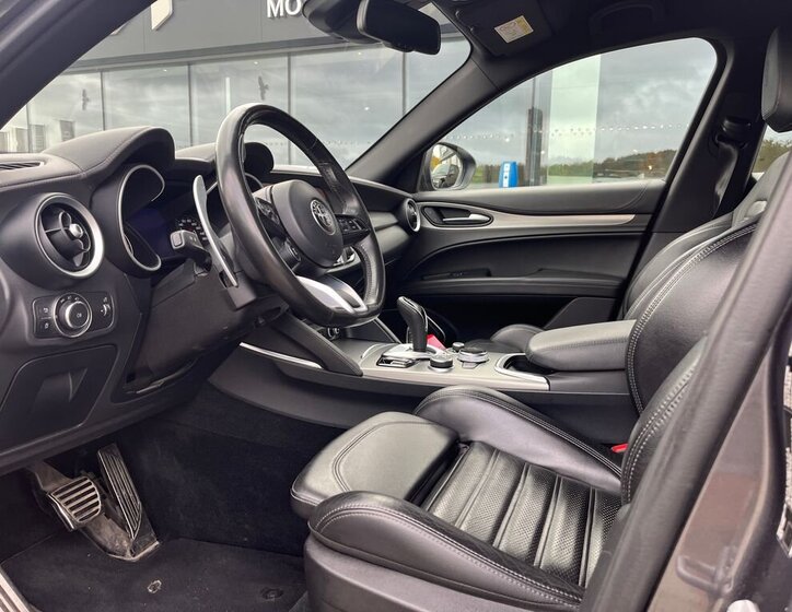 Alfa Romeo Stelvio 5