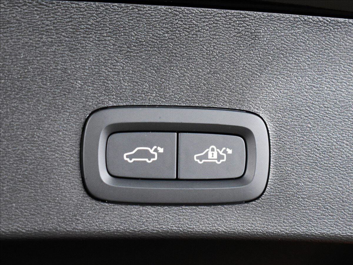 Volvo XC40 SUV / Terénní 2,0 l 145 kw