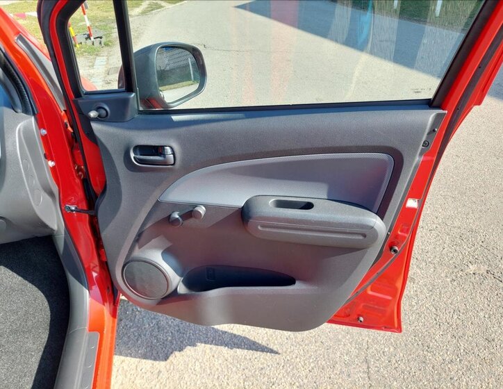 Suzuki Splash Hatchback 996,0 48 kw