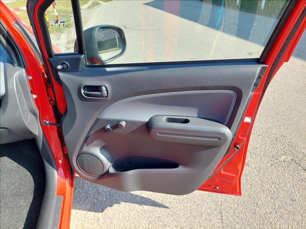 Suzuki Splash Hatchback 996,0 48 kw