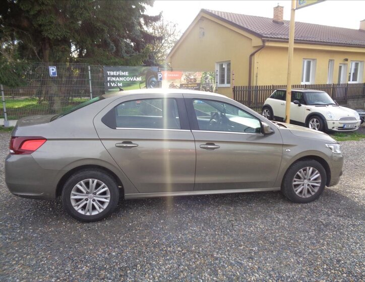 Peugeot 301 Sedan 1,6 l 73 kw
