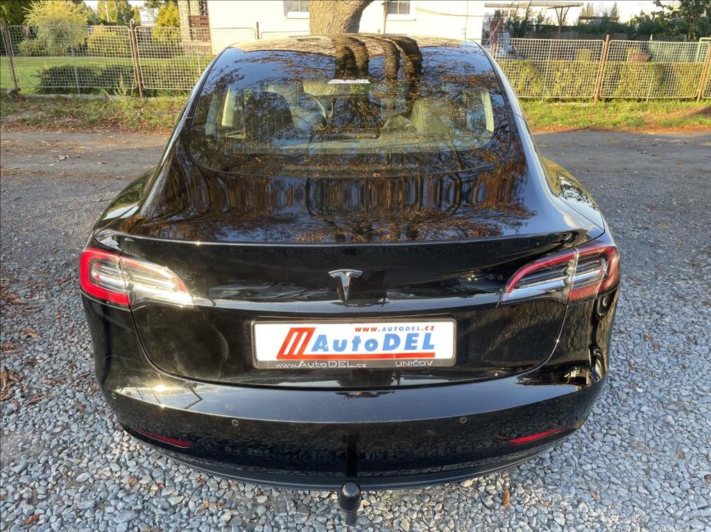 Tesla Model 3 Sedan 0,0 239 kw