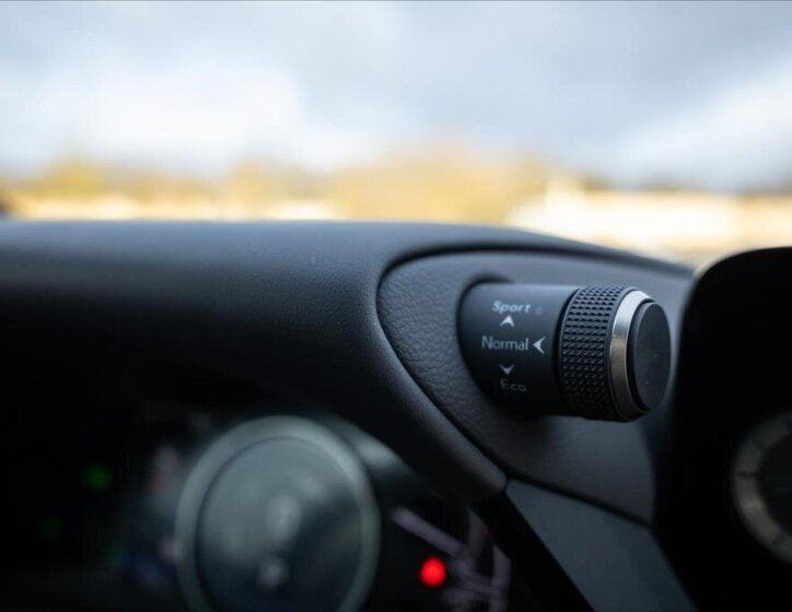 Lexus ES 300h Sedan / Limuzína 2,5 l 160 kw