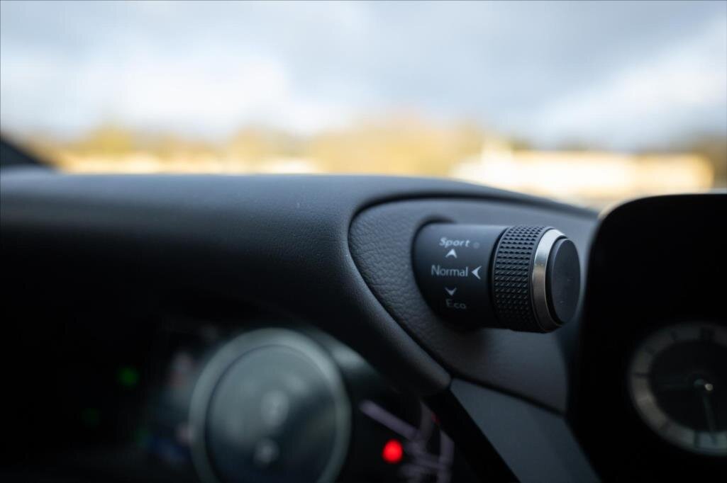 Lexus ES 300h Sedan / Limuzína 2,5 l 160 kw