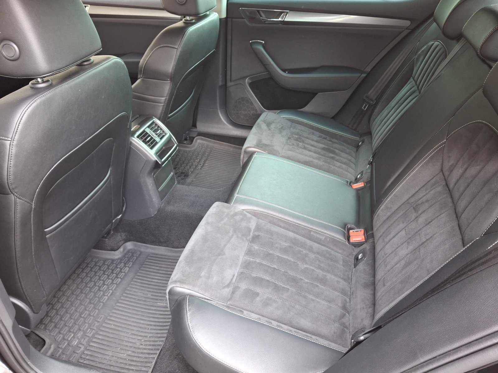 Škoda Superb Sedan / Limuzína 2,0 l 110 kw