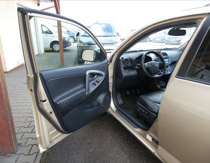 Toyota RAV4 SUV / Terénní 2,2 l 110 kw