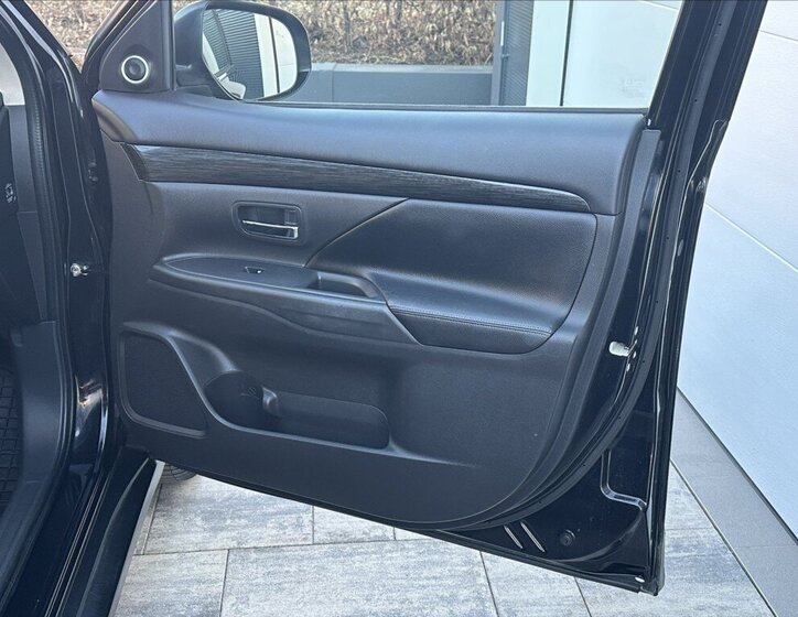 Mitsubishi Outlander SUV / Terénní 2,3 l 110 kw