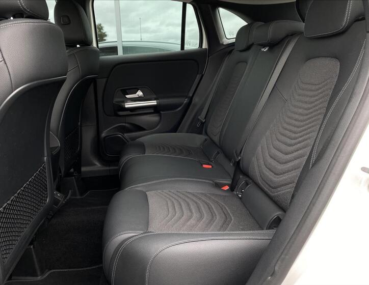 Mercedes-Benz GLA 11