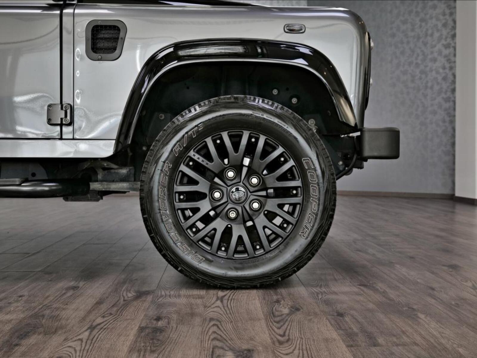 Land Rover Defender 4