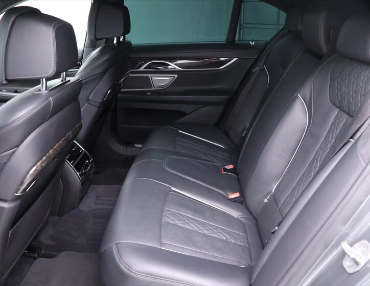 BMW Řada 7 Sedan 4,4 l 330 kw