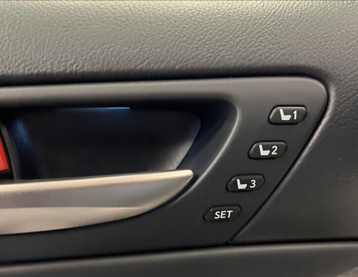 Lexus IS 300h Sedan / Limuzína 2,5 l 164 kw