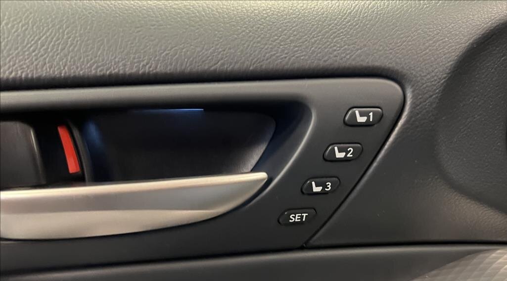 Lexus IS 300h Sedan / Limuzína 2,5 l 164 kw