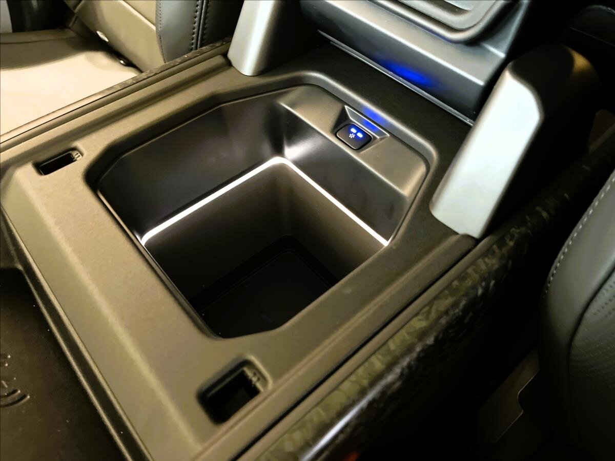 Land Rover Defender SUV / Terénní 4,4 l 467 kw