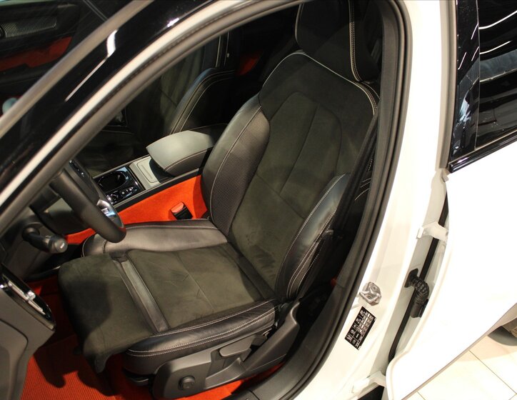 Volvo XC40 SUV / Terénní 2,0 l 140 kw