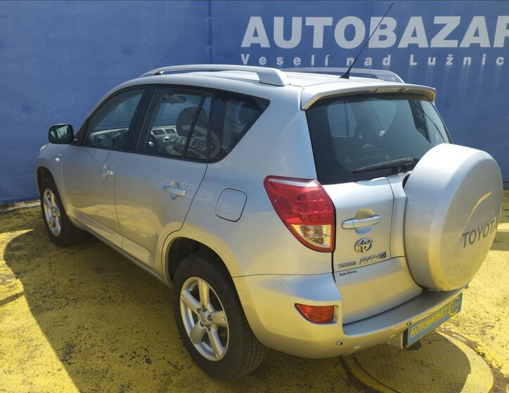 Toyota RAV4 SUV 2,2 l 100 kw