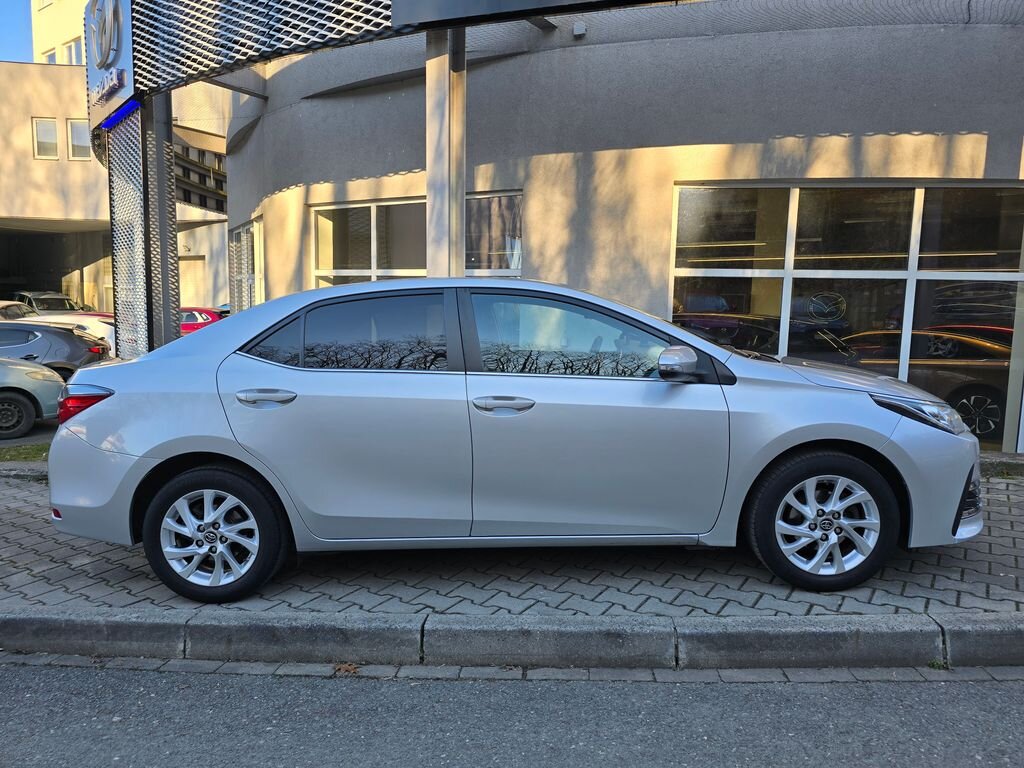 Toyota Corolla Sedan / Limuzína 1,6 l 97 kw