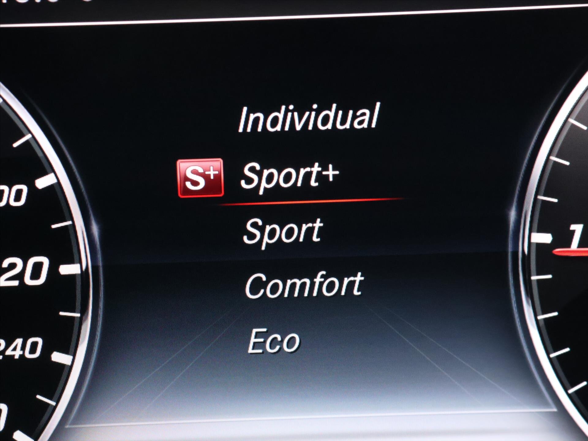 Mercedes-Benz Třídy E Sedan 2,0 l 143 kw