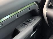 Land Rover Defender 33