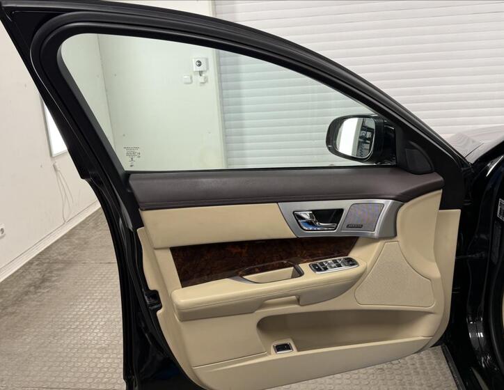 Jaguar XF 33
