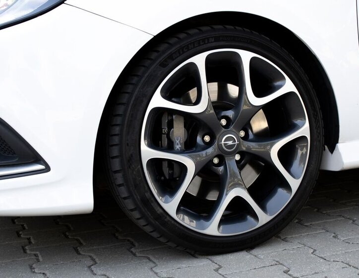 Opel Corsa Hatchback 1,6 l 152 kw