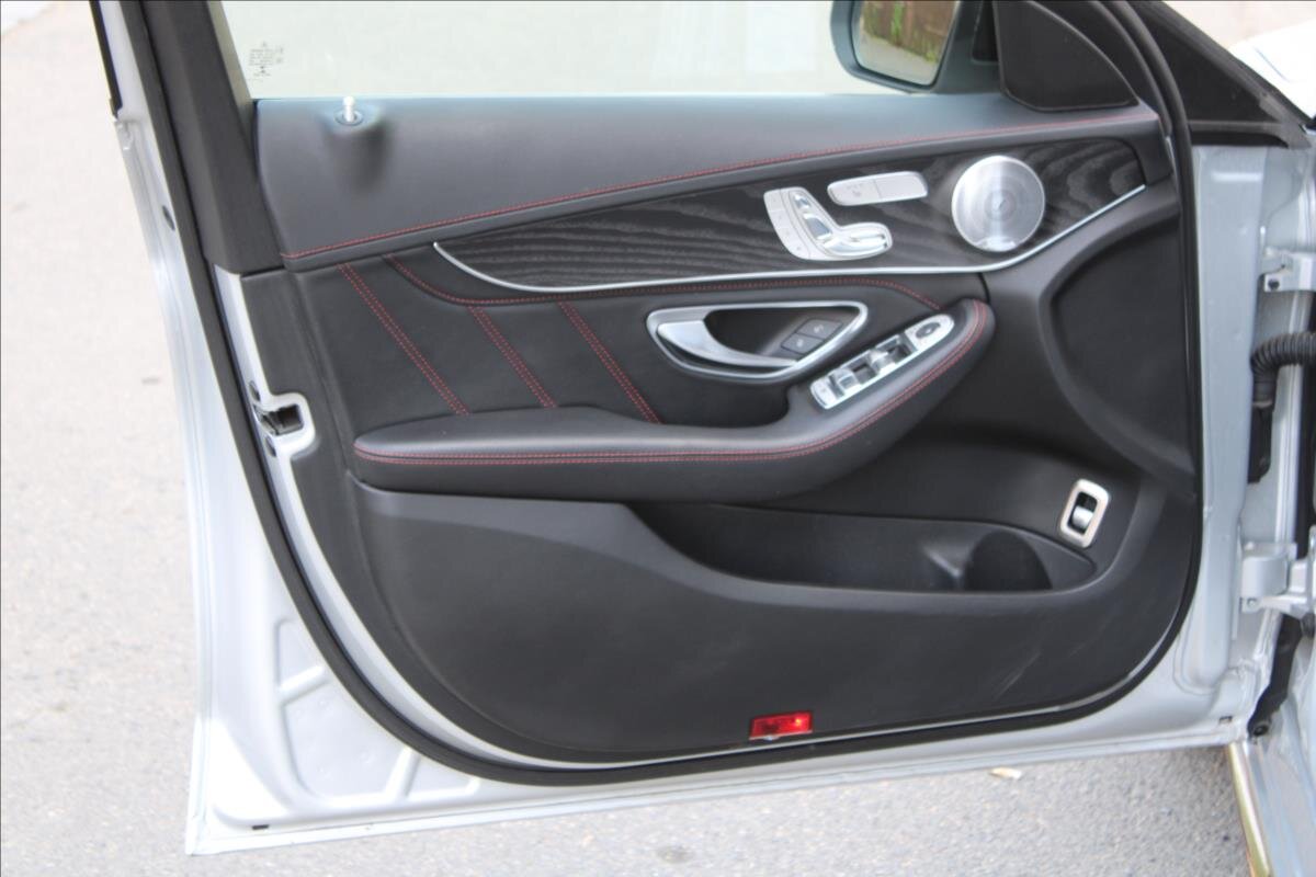 Mercedes-Benz Třídy C Sedan / Limuzína 3,0 l 270 kw